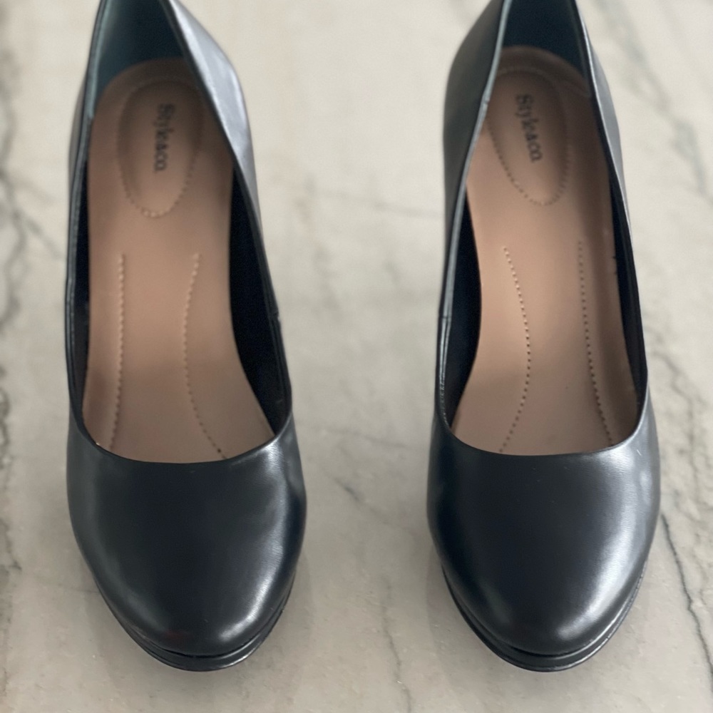 8.5M black leather 3.5” heels
